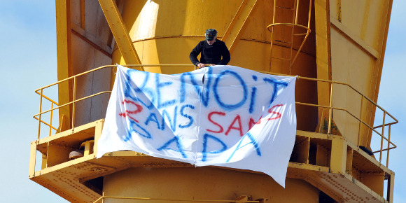 P&egrave;re retranch&eacute; dans la grue